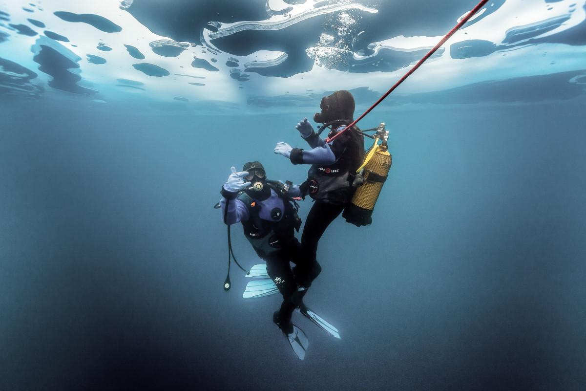 plongée sous glace accompagnée
